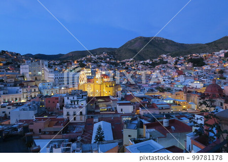 Guanajuato's cityscape and basilica like a jewel box 99781178