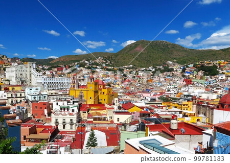 Guanajuato's cityscape and basilica like a jewel box 99781183