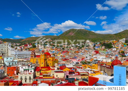 Guanajuato's cityscape and basilica like a jewel box 99781185