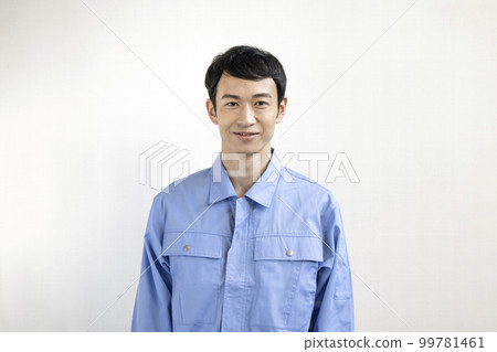 一位身穿工作服的 30 多歲男子微笑著看著鏡頭。攝影：LINK FOREST。 99781461