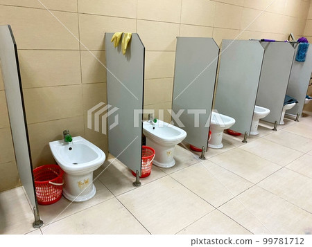 對越南沒有門的廁所感到驚訝 99781712