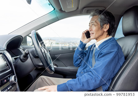 停止汽車並且使用智能手機的老人 99781953