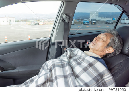 開車累了打個盹的老人 99781960