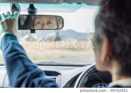Senior man adjusting the rearview mirror 99782081