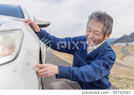 A senior man who scratched his car Returning his license Judgment ability A senior man who scratched his car Returning his license Judgment ability 99782087