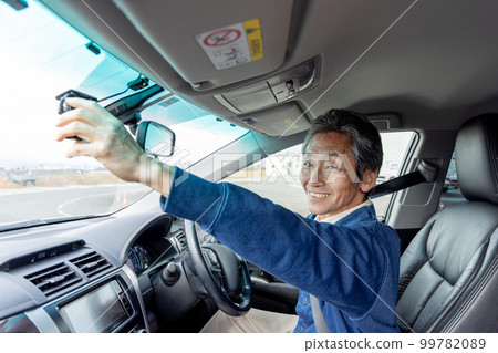 高級司機檢查行車記錄儀 99782089