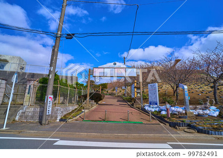 位於千葉縣銚子市愛宕山山頂圓形土丘上的展望台入口。 99782491