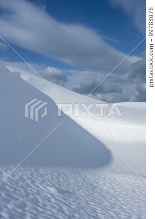 Snowy landscape of Tottori Sand Dunes 99783078