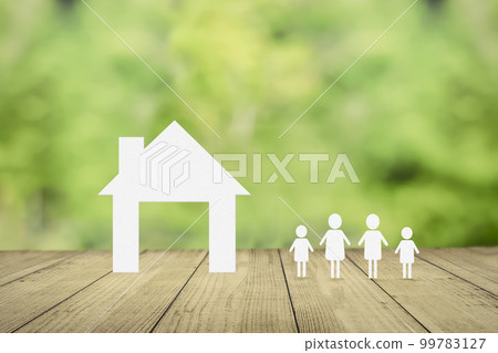 森林和自然背景下的房子和搬家。與自然一起生活。 99783127