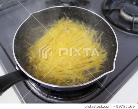 在煎鍋中煮意大利面 99785169