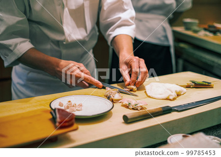 【#Edo-mae sushi】Craftsmen's hands 99785453
