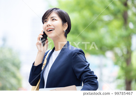 打電話給商務智能手機的女人的畫像 99785467