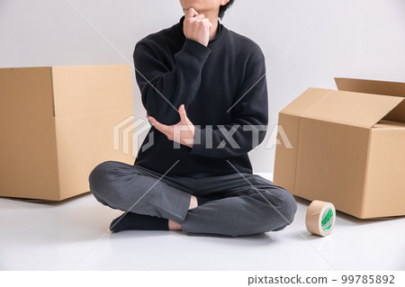 一個男人在移動的紙板箱前思考 一個男人在移動的紙板箱前思考 99785892
