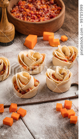 Semi-finished rose shaped manti dumplings 99785999