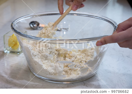 bread ingredients 99786682