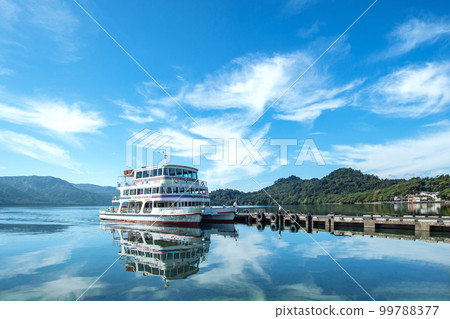 [Lake Towada Rest House, Aomori Prefecture] Scenery of Rest House near Lake Towada. Pleasure boat arrives at Yasumiya Port (pleasure boat boarding area) 99788377