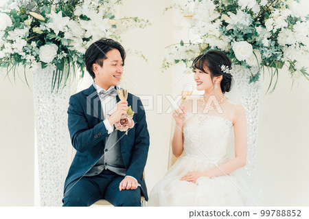 新娘和新郎在婚禮上敬酒（香檳、酒精、飲料） 99788852