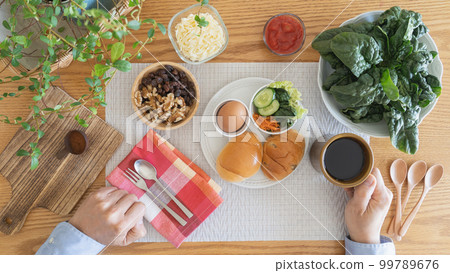 男人吃零食 99789676