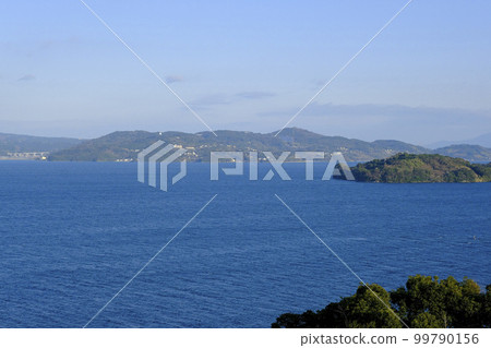 從展望台看到的大村灣平靜的波浪和大村的街景 99790156