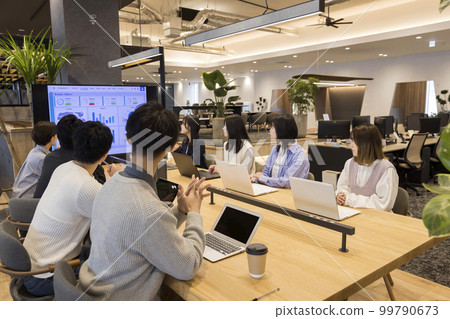在創意辦公室開會的年輕男女 99790673