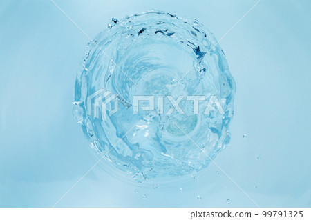 水從管道中噴出。 99791325