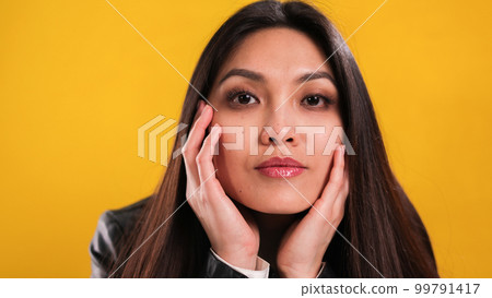 Pretty Asian girl in close-up 99791417