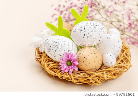 Easter eggs and flowers 99791601