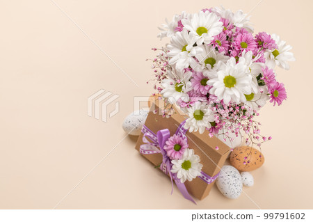 Gift box, Easter eggs and flowers 99791602