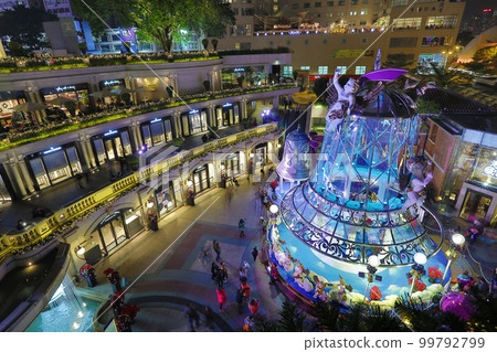 Crowds gather at 1881 Heritage for Christmas 20 Dec 2013 99792799