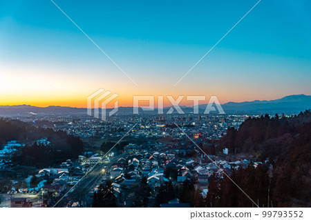 會津若松市的街景，冬天，雪景，夜景 99793552