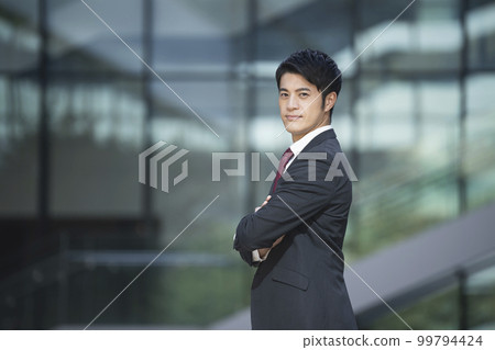 A businessman in his 30s looking at the camera portrait photography cooperation "LINK FOREST" 99794424
