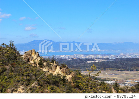 透過比叡山的巨大岩石看到的大津市和比叡山。 99795124