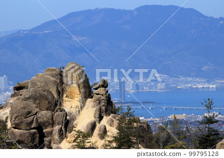 透過比叡山的巨大岩石看到的大津市和比叡山。 透過比叡山的巨大岩石看到的大津市和比叡山。 99795128