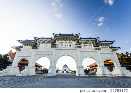 The main gate of the National Taiwan Democracy Memorial Hall ( National Chiang Kai-shek Memorial Hall ) in Taipei, Taiwan. 99795175