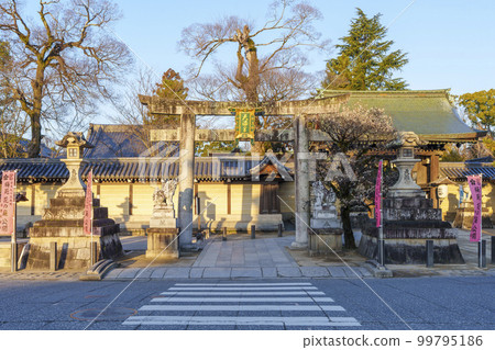 早春的北野天滿宮東門(京都市上京區馬喰町) 早春的北野天滿宮東門(京都市上京區馬喰町) 99795186