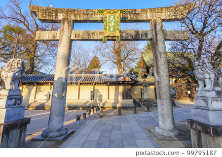 早春的北野天滿宮東門(京都市上京區馬喰町) 早春的北野天滿宮東門(京都市上京區馬喰町) 99795187