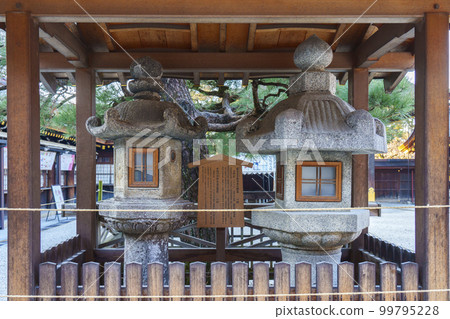 北野天滿宮有棲川御所和靈元天皇贈送的燈籠（京都市上京區馬喰町） 99795228