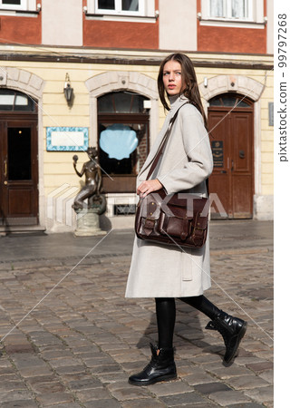photo of a woman with a brown leather briefcase with antique and retro look. Outdoors photo photo of a woman with a brown leather briefcase with antique and retro look. Outdoors photo 99797268
