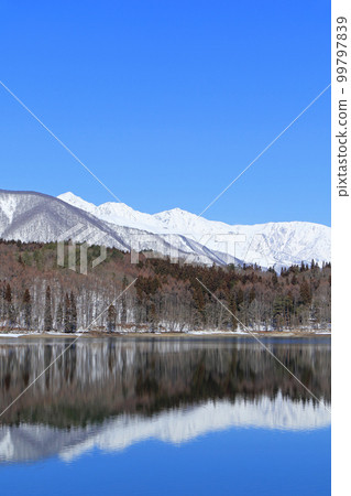 冬天的青木湖和白馬宮山 99797839