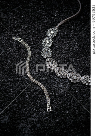 Luxury jewelry 99798632