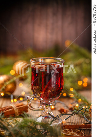 Glass with hot red wine Glass with hot red wine 99798759