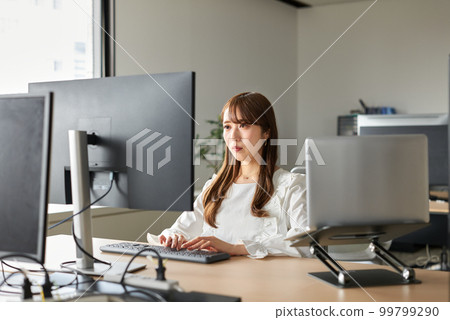 假期去上班的女人 99799290