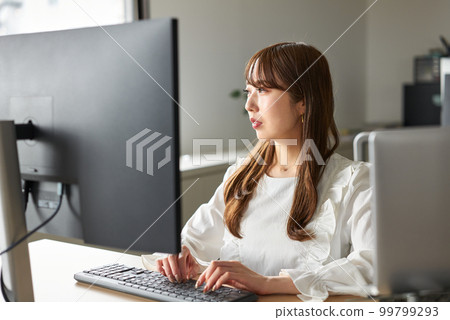 假期去上班的女人 99799293