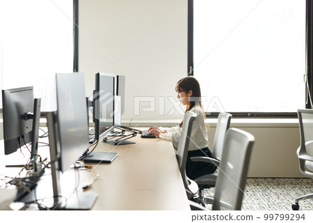 woman going to work on holiday 99799294