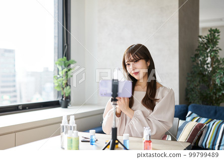 A woman who sells cosmetics on live streaming 99799489