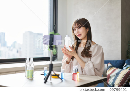 直播賣化妝品的女人 99799491