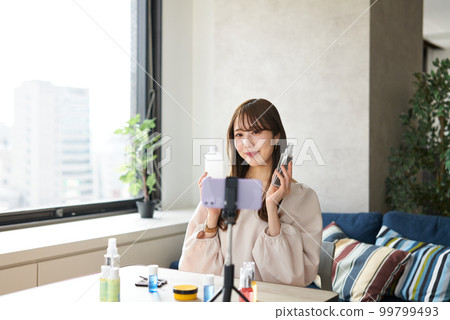 直播賣化妝品的女人 99799493