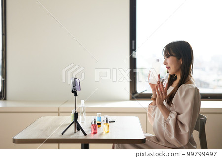 A woman who sells cosmetics on live streaming 99799497