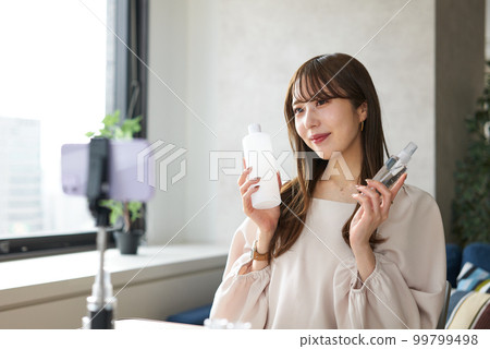 A woman who sells cosmetics on live streaming 99799498