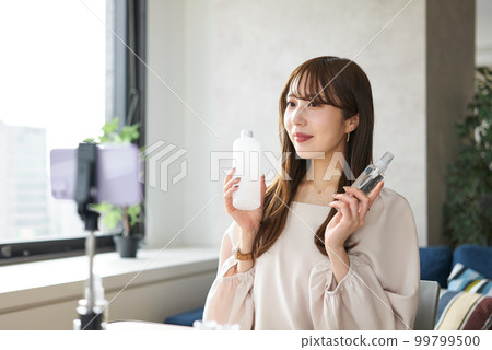 A woman who sells cosmetics on live streaming 99799500